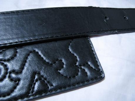 Vyšívaný koženkový opasok,