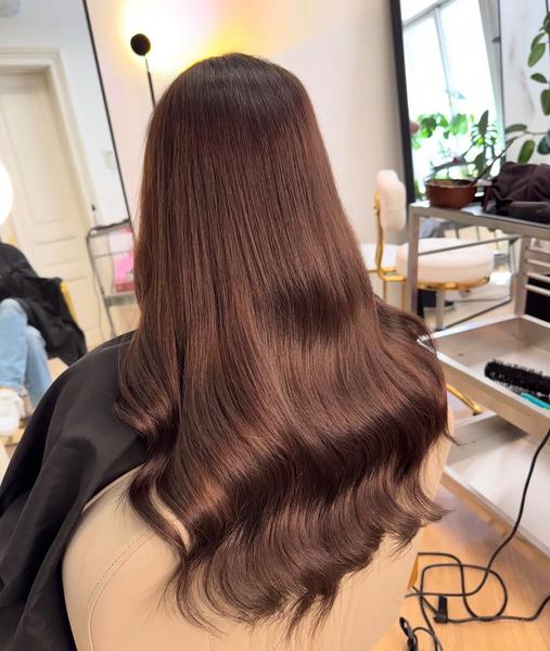 Je možné zosvetliť tmavohnedé vlasy na jedno sedenie?