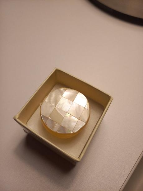 Prsteň s perleťovou mozaikou, bijou brigitte