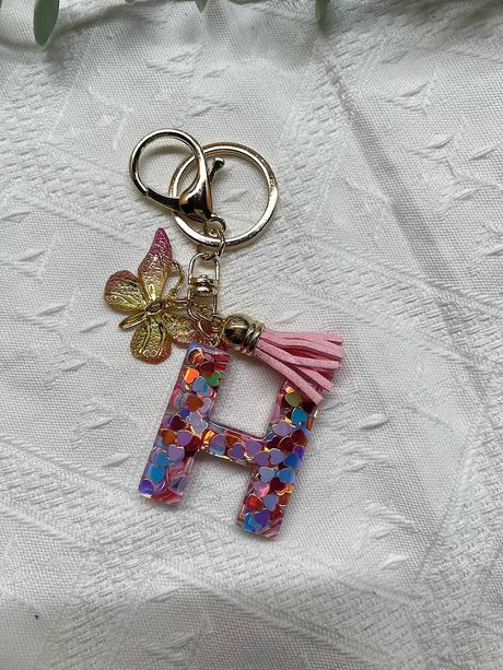 Ručne vyrobené živicové kľúčenky, 