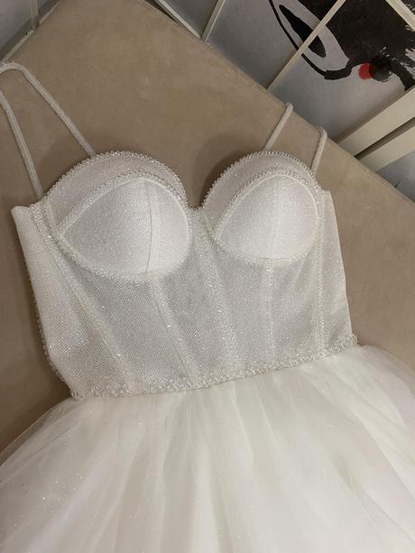 Spoločenské, biele šaty vo veľkosti s/m/l, l / m / s