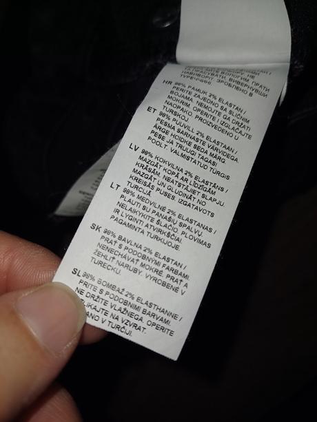 Čierne rifle s vysokým pásom, 36