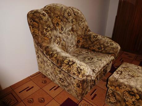 Kreslo s taburetkou,