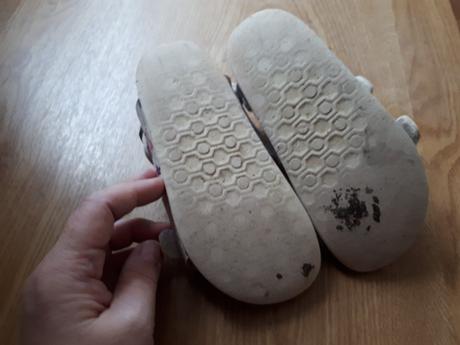 Biele kvietkovane sandalky s prackami, 29