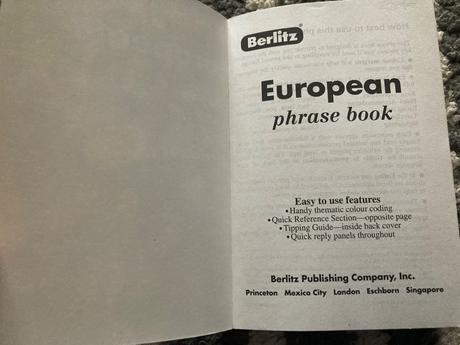 European phrase book & dictionary (berlitz 2001),
