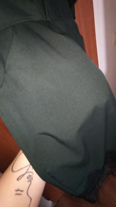 Tmavozelené šaty s čiernou čipkou, m