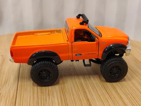 Zber retro model ford f-series 4x4 rebels, maisto,