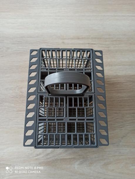 Košík na príbory do umyvacky,