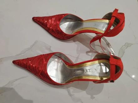 Lodičky na podpätku, 37