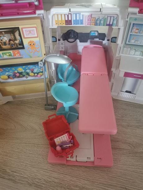 Barbie sanitka,