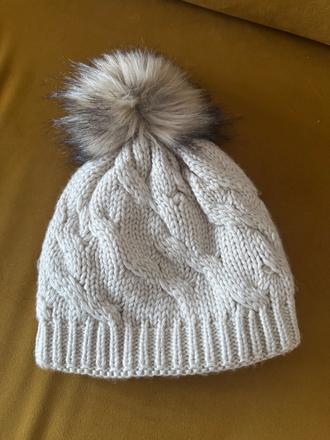 Dámska zimná čiapka s brmbolcom, s