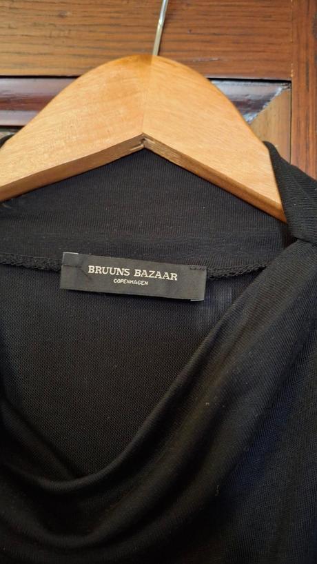 Čierny padavý top bruuns bazaar, s