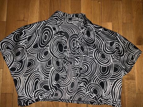 Čierne saténové šaty, l