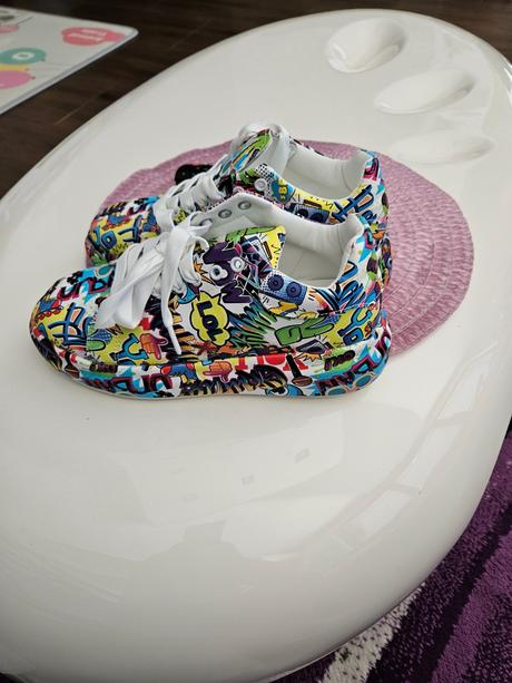 Tenisky s grafiti vzorom, 39