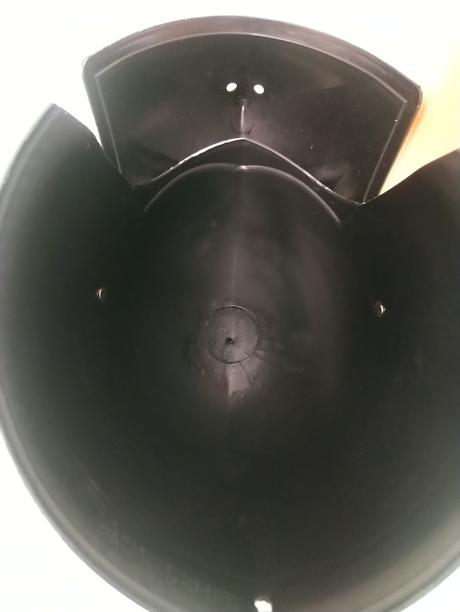 Strieborná rytierska prilba so zlatým lemovaním, 