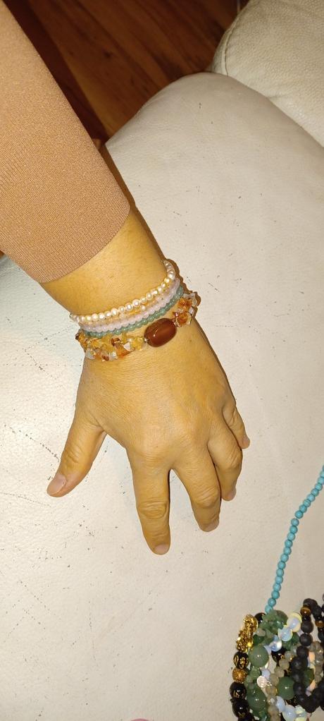 Naramok z polodrahokamov, 