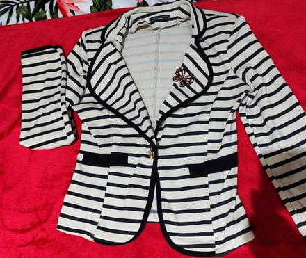 Pásikavé sako s brošňou, xs