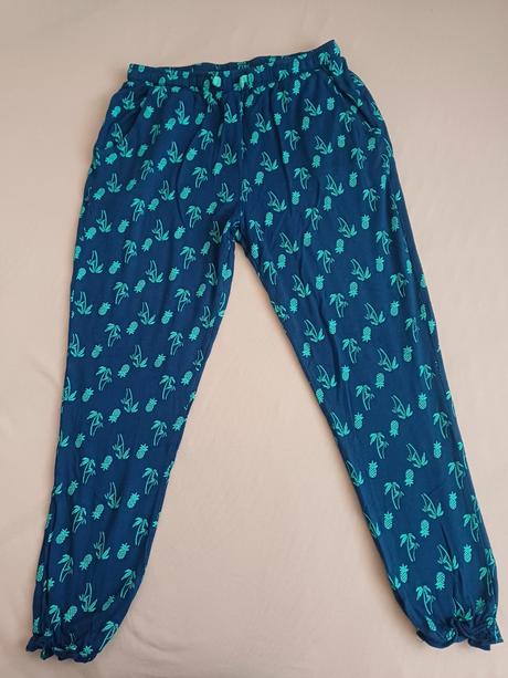 3 nohavice + pyžamové zdarma, 152