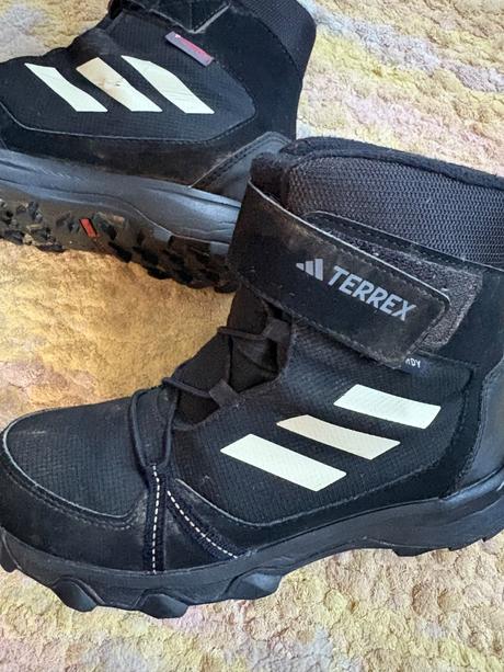 Snehule, adidas,35