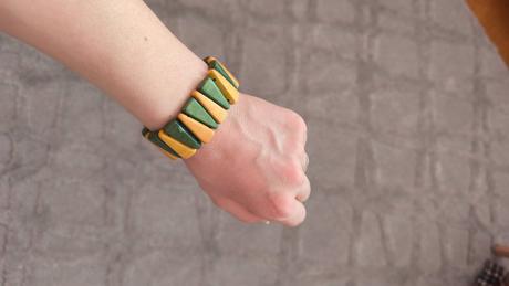 Drevený žltozelený náramok, 