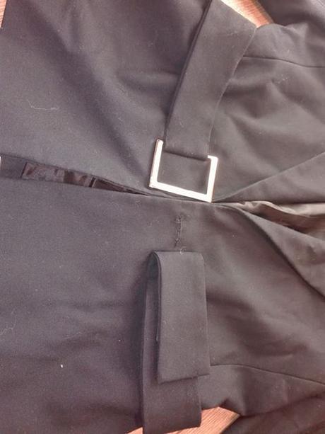 Čierne sako so  zaujímavým zapínaním, s