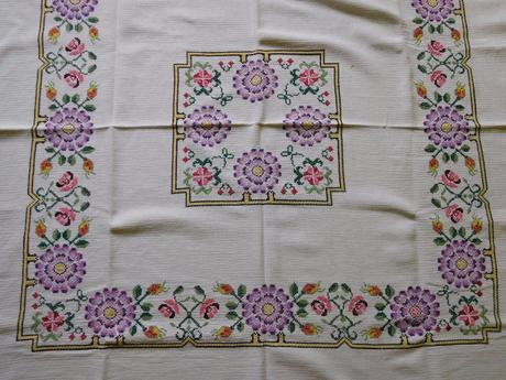 Vidiecky obrus-s fialovou výšivkou, 128 x 128 cm,, 