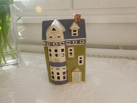 Keramický svietnik domček v zelenom prevedení, 