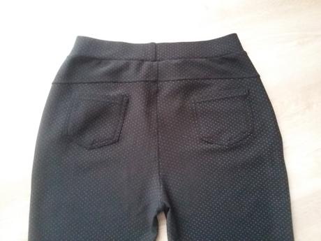 Krásne čierne nohavice s jemnými bodkami, m