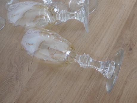 Sklenené poháre na nožičke, 