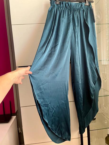 Saténové nohavice s rozparkami,