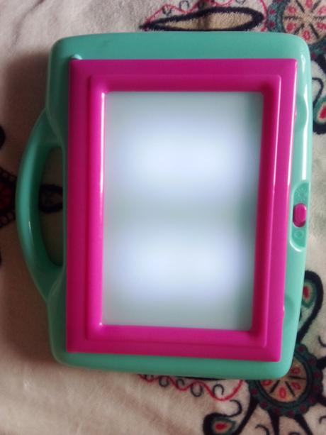 Tvorivé návrhy oblečenia a modeliek pre slečny,