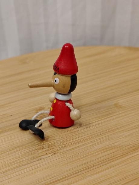 Drevený pinocchio roma, magnetka, ručne malovaná, 