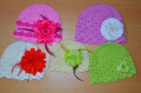 Háčkovaná čiapočka s kvetom, <50 - 158