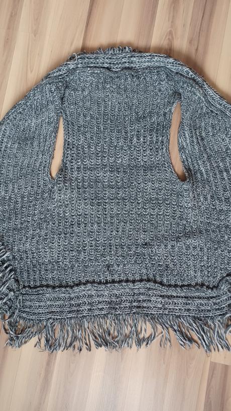 Teplá vesta so strapcami,