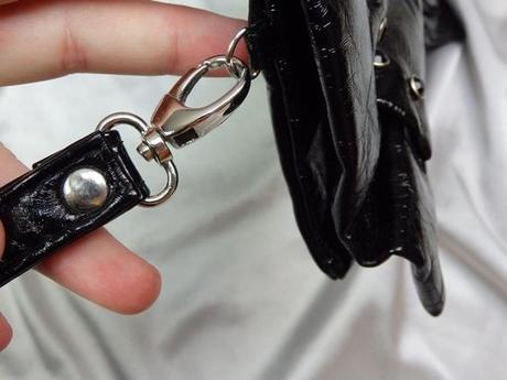 Čierna malá kabelka s uchytom,