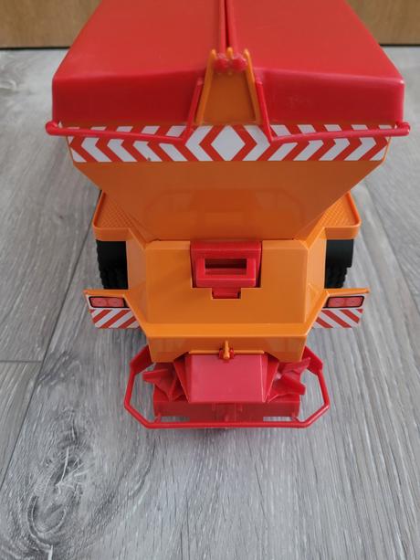 Bruder posypove auto,