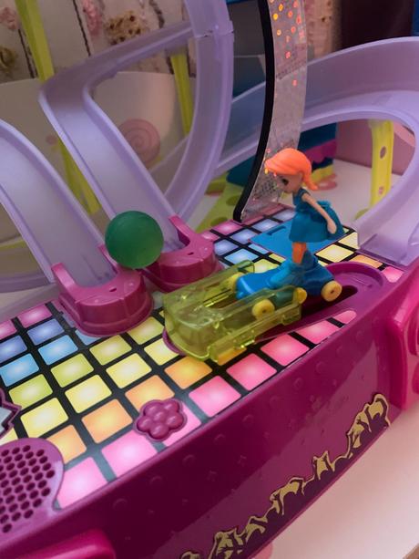 Korčuliarska dráha polly pocket s 2 bábikami,