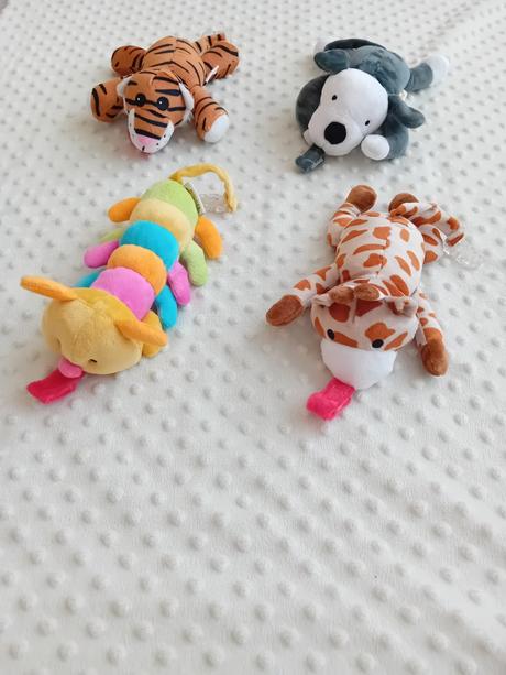 Drziak na dudlik s piskajucou hrackou,