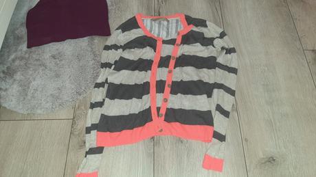 Balík rôzneho oblečenia, šaty, svetre, tričká, s