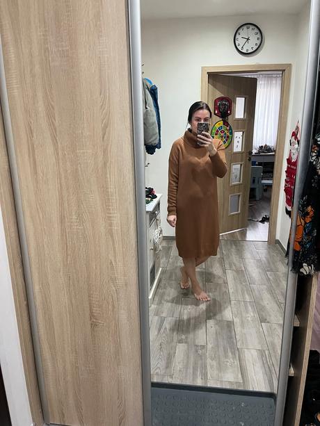 Úpletové šaty s rolákom,