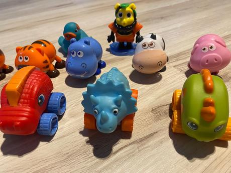 Malé dinosaury autá, zvieratká s krútiacimi hlavam, 