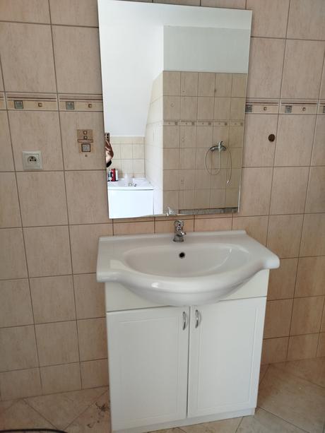Skrinka s umývadlom + zrkadlo,
