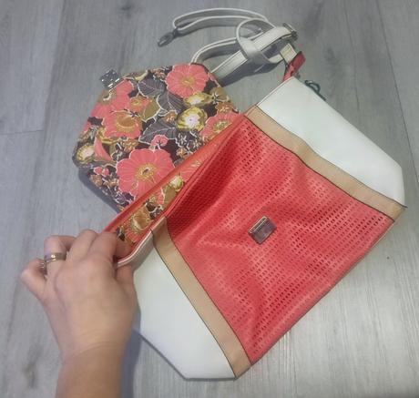 Krásna kabelka s kvetinovým vnútrom,