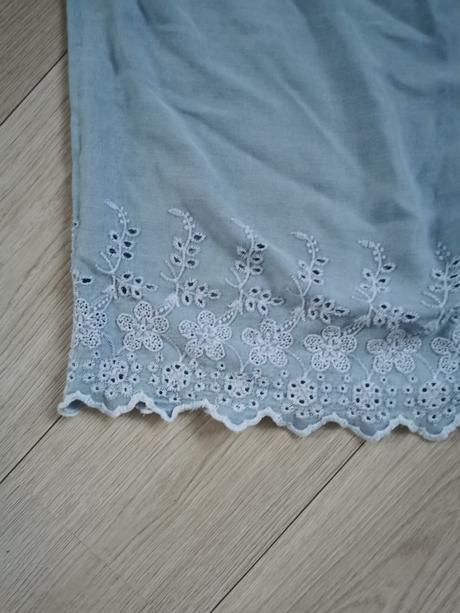 Vyšívané modré šaty v štýle carmen, 44