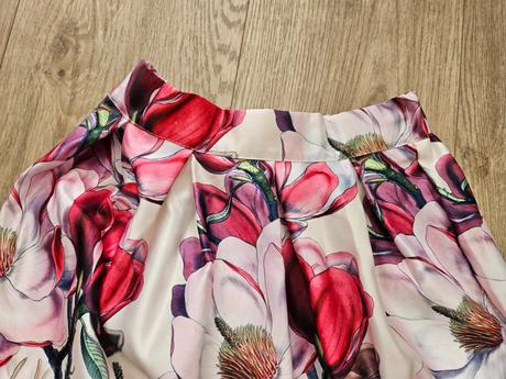 Krasna satenova midi sukna s magnoliami.nova, l / m / s