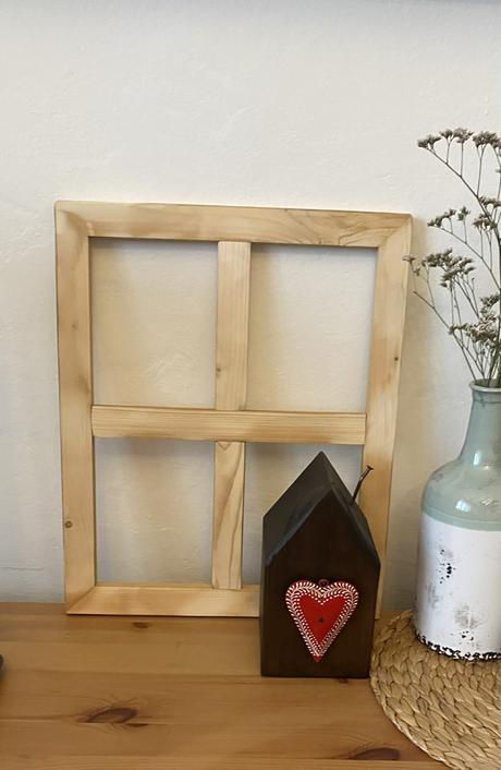 Drevený dekoračný domček a drevené okienko, 