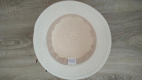 Slamený klobúčik, 54