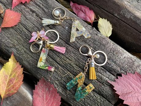 Ručne vyrobené živicové kľúčenky, 