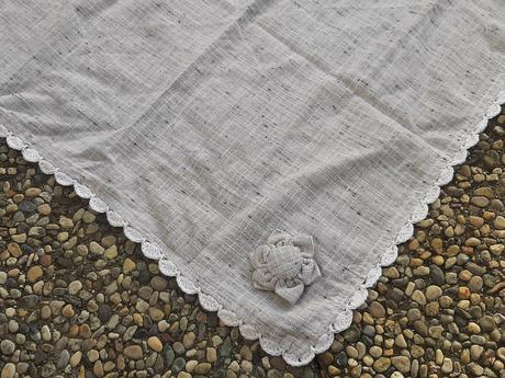 Sivé prestieranie s kvietkom., 