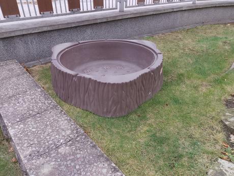 Pieskovisko peň + plastové hračky,